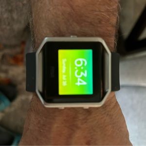 Fitbit Versa Smart Watch works great no scratches, get text messages